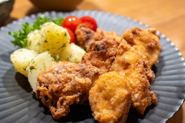 A plate of karaage with vegetables on the side. 