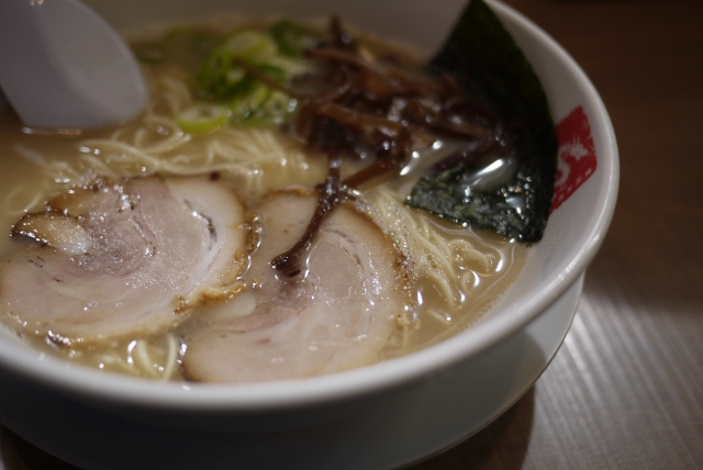 Kurume Ramen topped with pork slices, bamboo shoots, and seaweed. Nestled in a thick rich white pork-bone broth.  