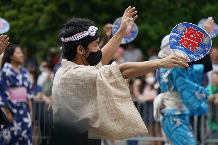 People dancing at a matsuri.