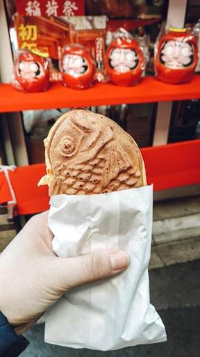 fish-shaped waffle snack (Taiyaki)